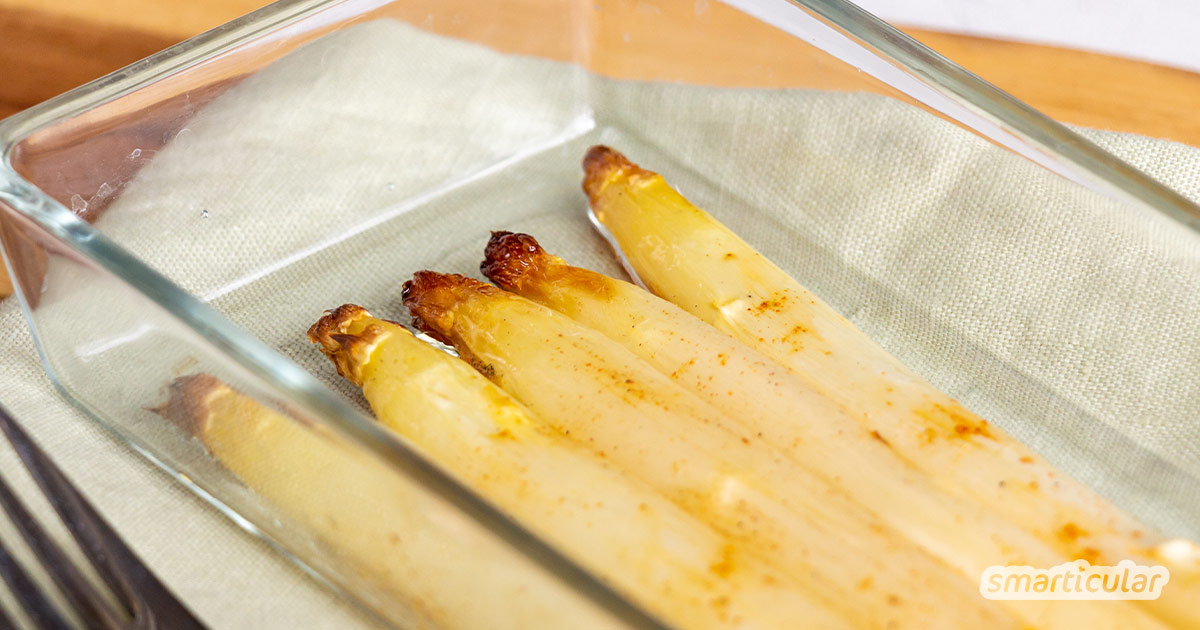 Du kannst Spargel im Backofen garen - ganz einfach und nebenbei! Dabei bleibt das intensive Aroma erhalten, da es nicht durch Kochwasser verwässert wird.