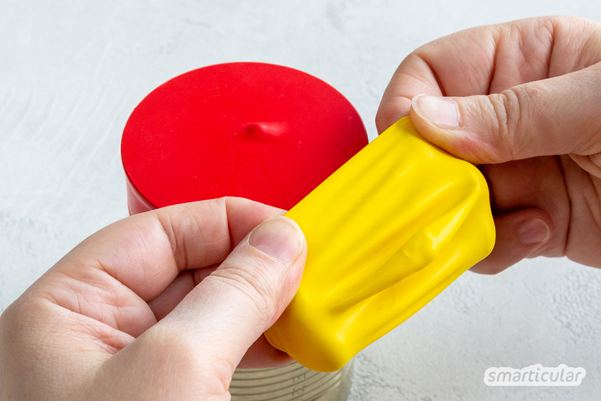 Aus einer leeren Konservendose lässt sich im Handumdrehen eine Trommel basteln. Erfahre hier, was du dafür brauchst und wie du auch Drumsticks herstellen kannst.