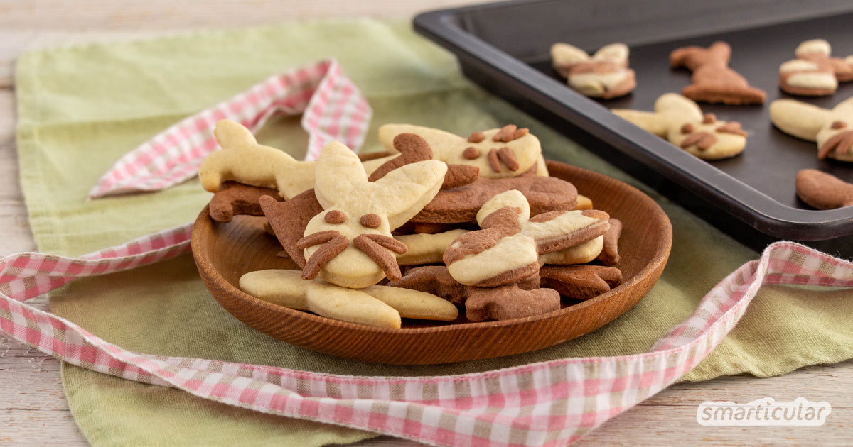 Vegane Osterhasen lassen sich kinderleicht selber backen. Du brauchst dafür gerade mal eine Handvoll Zutaten und sparst die üppig verpackten Fertigprodukte.
