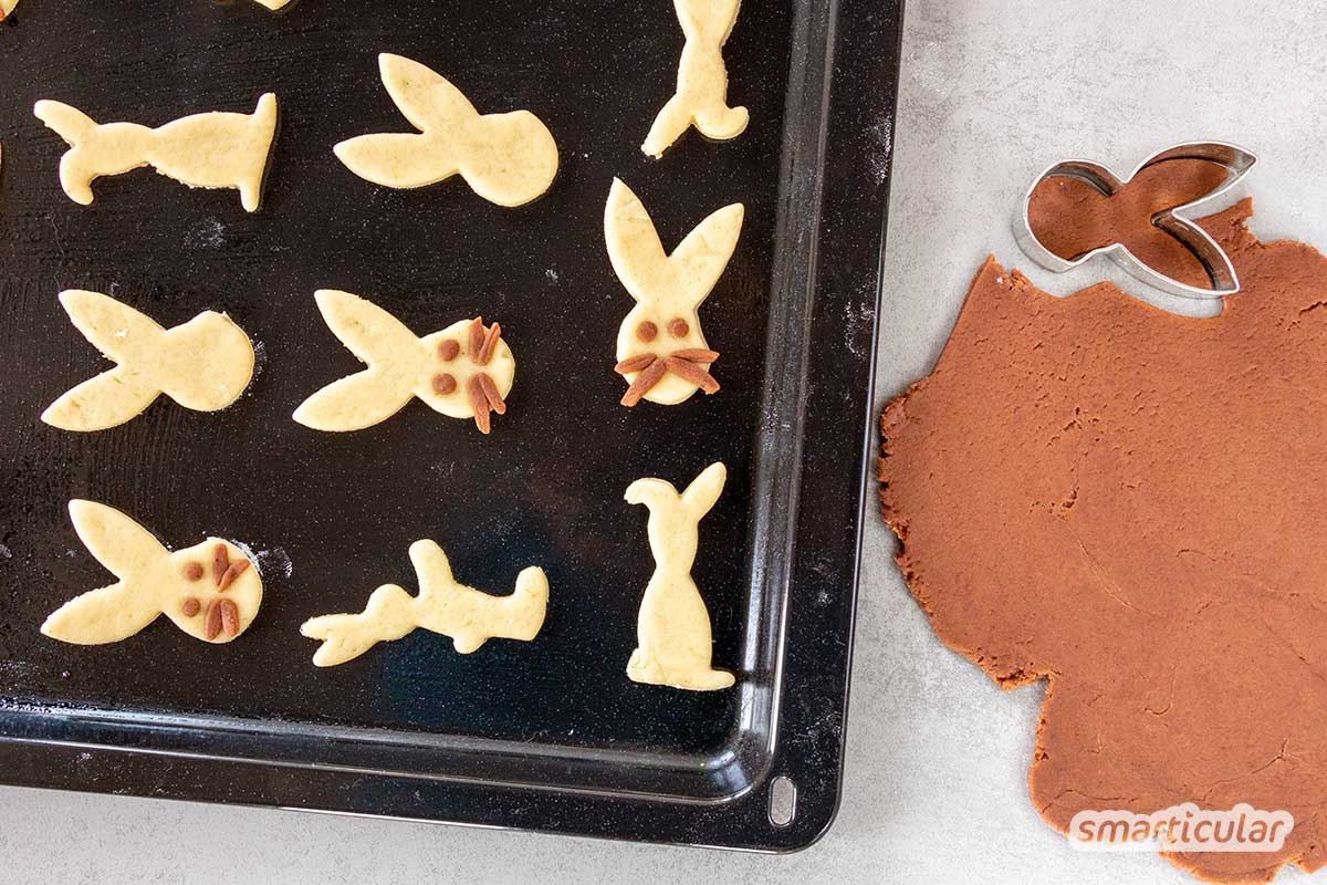 Vegane Osterhasen lassen sich kinderleicht selber backen. Du brauchst dafür gerade mal eine Handvoll Zutaten und sparst die üppig verpackten Fertigprodukte.