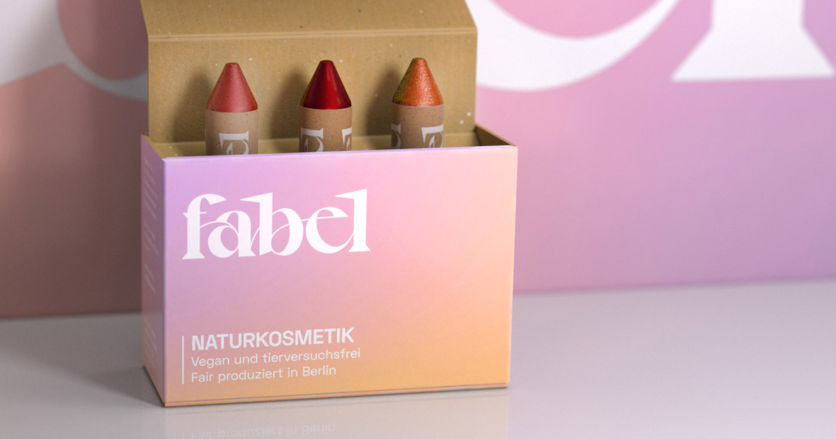 Fabel Make-Up bietet plastikfreie Schminkstifte an, die als dekorative Naturkosmetik vielseitig einsetzbar und zudem fair hergestellt und vegan sind.