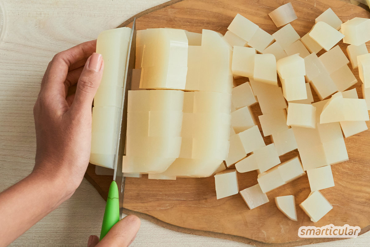 Diese DIY-Glycerinseife für die Haare ist leicht zu transportieren und hilft, Plastikmüll zu vermeiden. Das Glycerin in der Haarseife sorgt außerdem für Feuchtigkeit.
