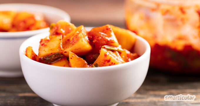 Kkakdugi oder Rettich-Kimchi ist eine schmackhafte Möglichkeit, knackigen Rettich durch Fermentation haltbar zu machen. Hier erfährst du, wie einfach das geht!