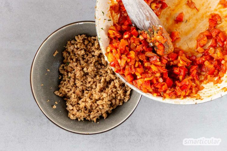 Piroggen vegan: Mit Pimiento- oder Pilz-Lauch-Füllung Mit Sojahack statt Fleisch oder Tofu statt Quark gelingen auch Piroggen vegan. Die Variante aus dem Backofen eignet sich gut als Fingerfood und zum Einfrieren.