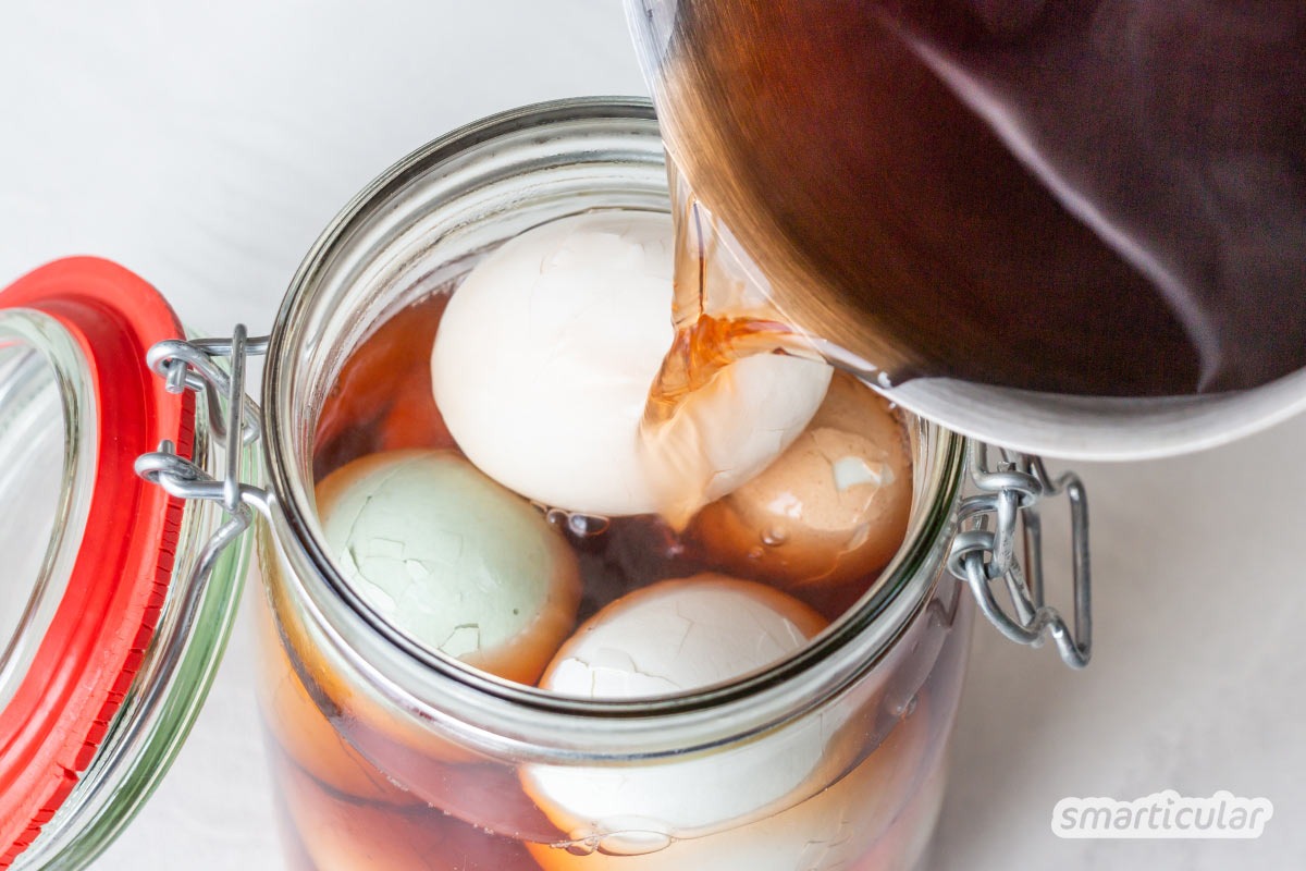 Soleier sind eine traditionelle Methode, um Eier länger haltbar zu machen. Hier findest du ein einfaches Rezept, das du beliebig variieren kannst.