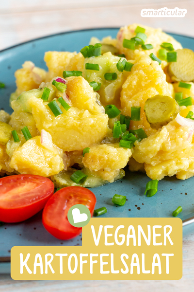 Veganer Kartoffelsalat kann ebenso würzig schmecken wie der Klassiker mit Speck und Co. - entdecke hier ein köstliches Rezept aus pflanzlichen Zutaten.