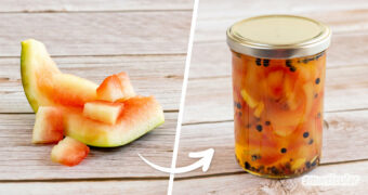 Wusstest du, dass du Wassermelonenschalen essen kannst? Mit diesem Rezept für eingelegte Wassermelonenschalen gelingt dir ein köstlicher, süß-saurer Snack!