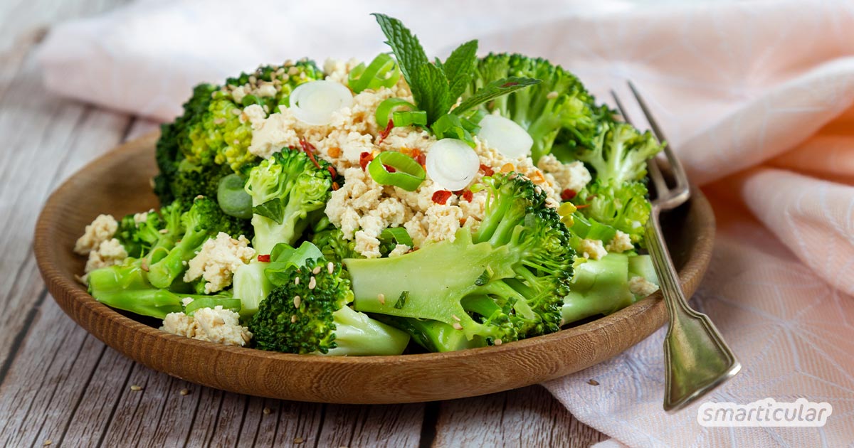 Brokkolisalat mit würzigem Sesam-Miso-Tofu