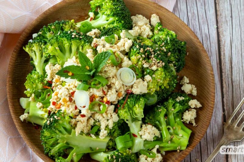 Brokkolisalat mit würzigem Sesam-Miso-Tofu
