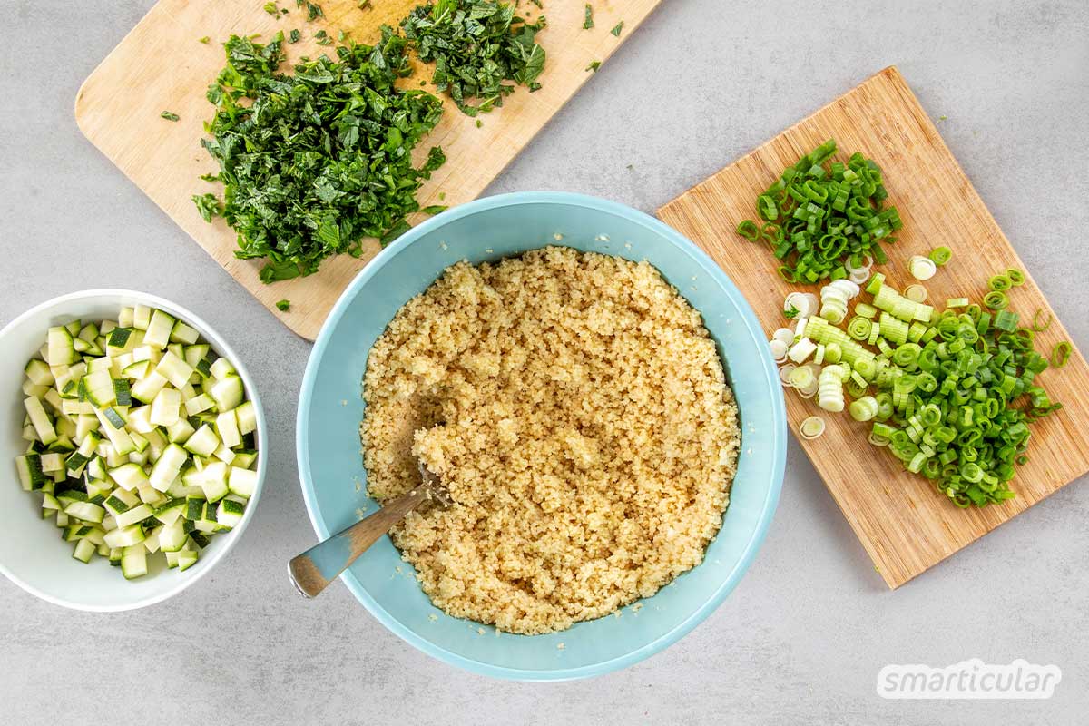 couscous-salat-rezept-vegan-3 Couscous-Salat gehört zu den beliebten Salat-Klassikern und besteht meist vor allem aus bissfestem Couscous, frischen Tomaten, Gurken, gewürfeltem Feta und vielen frischen Kräutern. Wenn du auf der Suche nach einer Rezeptvariation bist, die ohne tierische Zutaten auskommt und dennoch eine Extra-Portion gesunde Proteine enthält, versuch doch mal das folgende Rezept für Couscous-Salat mit Zucchini und Tofu.