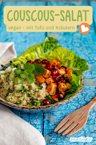 Couscous-Salat gehört zu den beliebten Salat-Klassikern und besteht meist vor allem aus bissfestem Couscous, frischen Tomaten, Gurken, gewürfeltem Feta und vielen frischen Kräutern. Wenn du auf der Suche nach einer Rezeptvariation bist, die ohne tierische Zutaten auskommt und dennoch eine Extra-Portion gesunde Proteine enthält, versuch doch mal das folgende Rezept für Couscous-Salat mit Zucchini und Tofu.