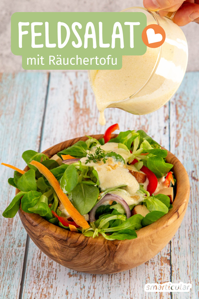 In unserem Feldsalat-Rezept wird frisches Grün mit Räuchertofu kombiniert: abgerundet mit Senf-Dressing und knusprigem Topping entsteht ein abwechslungsreiches Gericht.