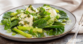 Dieser Grüner-Spargel-Salat mit Blattspinat, Seidentofu und frischen Kräutern schmeckt köstlich erfrischend und versorgt dich mit vielen gesunden Inhaltsstoffen.