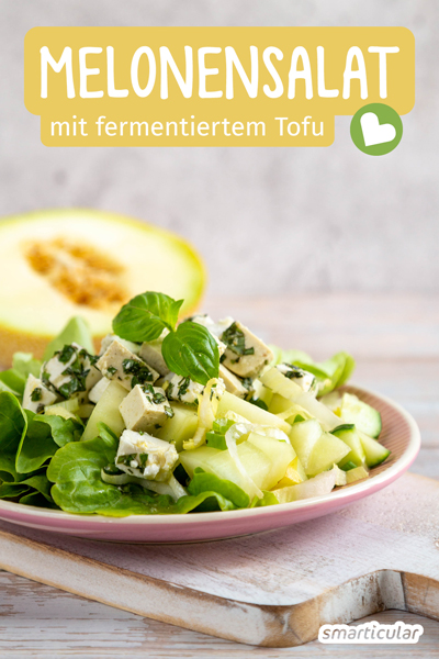 Ein sommerlicher Melonensalat lässt sich nicht nur mit Feta, sondern auch mit fermentiertem Tofu zubereiten - eine perfekte Balance von Süß und Salzig.