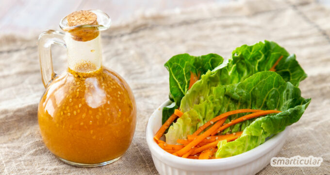 Dieses vegane Miso-Orangen-Dressing mit Sesam ist schnell gemacht und köstlich zu Karotten und grünen Bohnen, jungem Spinat oder zarten Blattsalaten.