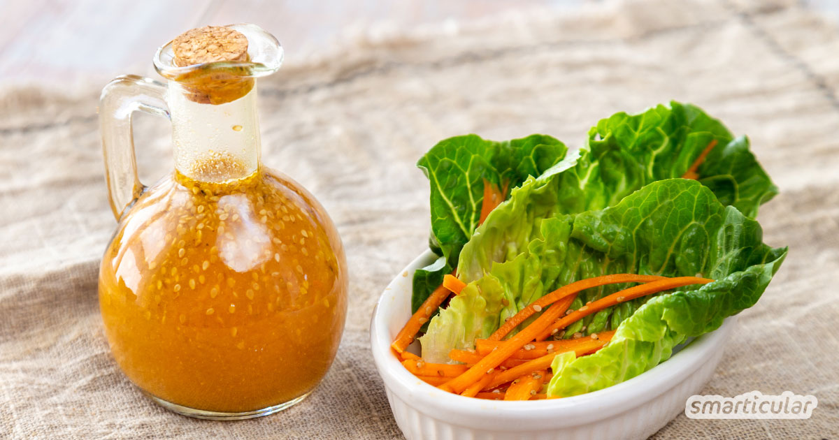 Dieses vegane Miso-Orangen-Dressing mit Sesam ist schnell gemacht und köstlich zu Karotten und grünen Bohnen, jungem Spinat oder zarten Blattsalaten.