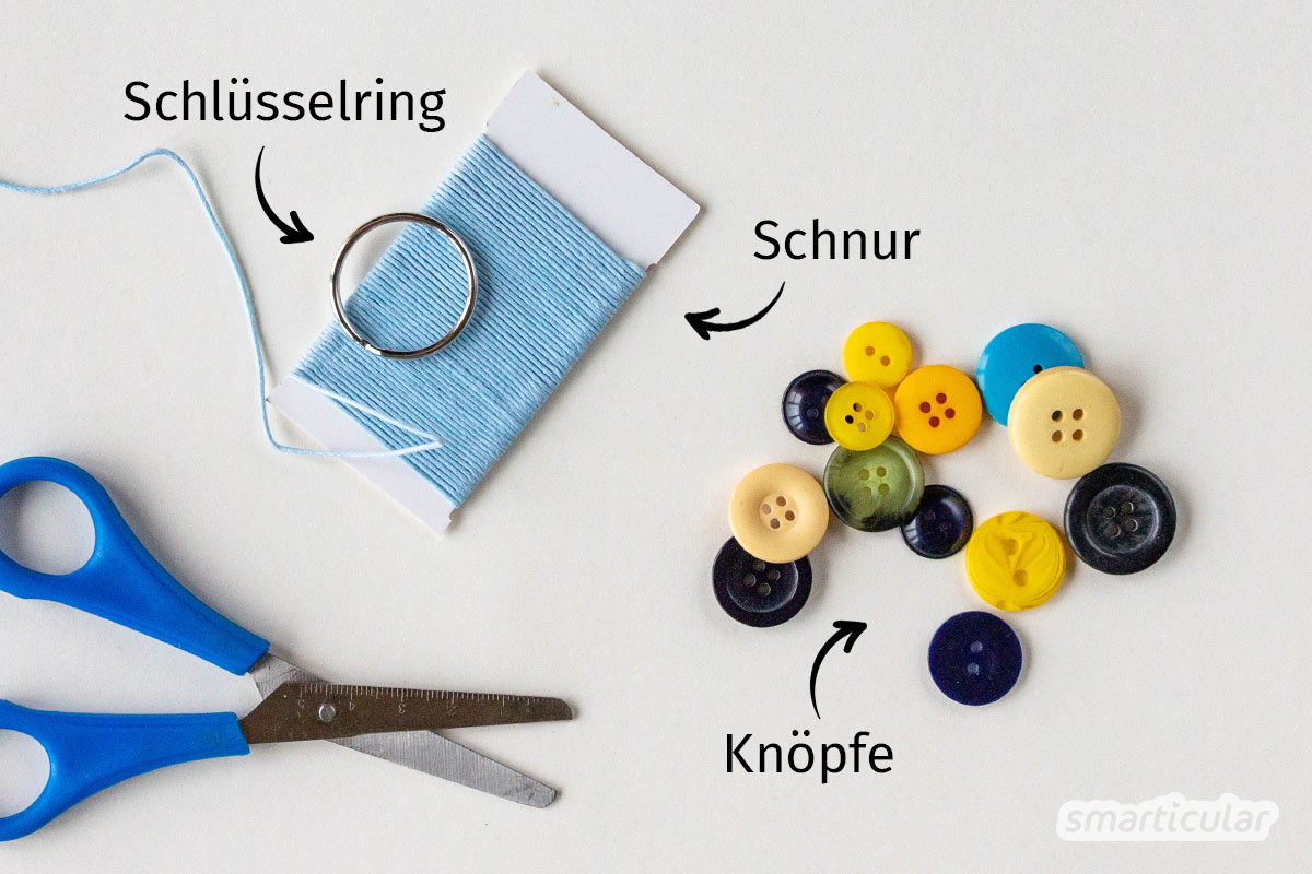 Schlüsselanhänger selber machen - das gehört zu den Aktivitäten, die mit wenig Material gelingen. Hier kommen 3 Ideen mit Wollresten, alten Knöpfen oder Fimo.
