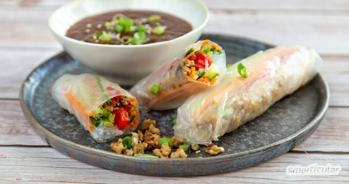 Dieses Rezept für vegane Sommerrollen mit Pflaumensauce ist ideal, um mit wenig Aufwand Gäste zu bewirten. Besonders Kindern macht das Rollen des Reispapiers Spaß.