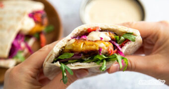 Viele Streetfood-Klassiker enthalten vor allem Fleisch. Dabei schmecken sie aus pflanzlichen Zutaten ebenso gut - wie dieser vegane Kebab mit Tempeh beweist!