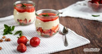 Ein Erdbeer-Dessert, so cremig und luftig zugleich! Mit diesem Rezept zauberst du aus frischen Erdbeeren, Sojasahne und Nussmus ein veganes Schichtdessert.