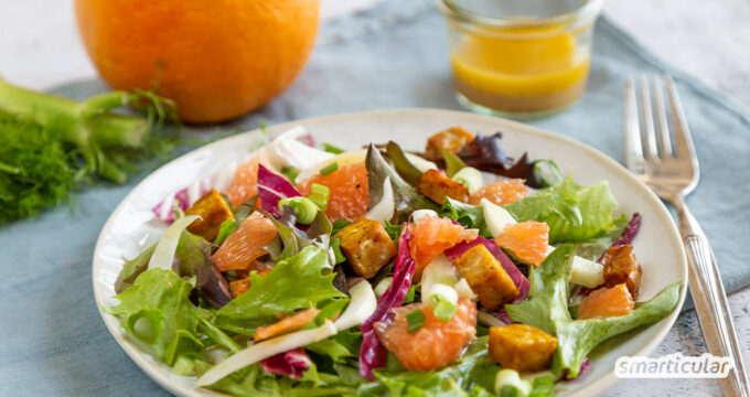 Fenchel-Grapefruit-Salat ist das perfekte Sommergericht, weil es fruchtig, aber nicht zu süß und angenehm frisch schmeckt. Knuspriger Tempeh rundet das Rezept ab.