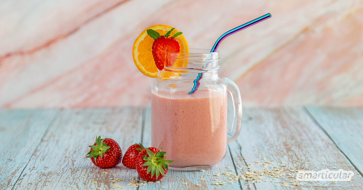 Ein Frühstücks-Smoothie ist eine tolle Alternative, wenn es morgens schnell gehen muss: Dieses Rezept mit Erdbeeren und Haferflocken ist nahrhaft & sättigend.