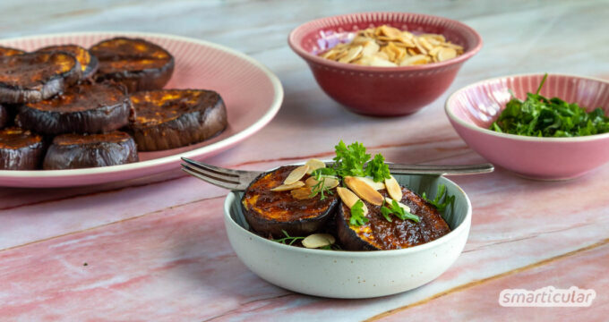 Mit wenig Kalorien, dafür umso mehr Vitalstoffen eignet sich gebackene Aubergine als leckere und gesunde Mahlzeit. Hier findest du ein schnelles, veganes Rezept.