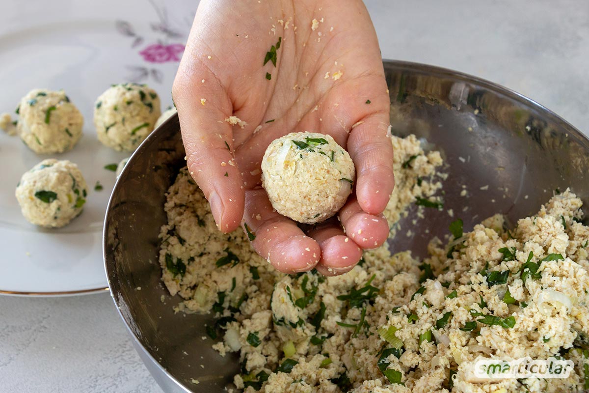 kokos-baellchen-mit-tofu-4 Die knusprigen Kokos-Bällchen mit Tofu bieten eine tolle vegane Alternative zu herkömmlichen Hackbällchen. Als Dip eignen sich z.B. süß-saure Chutneys.