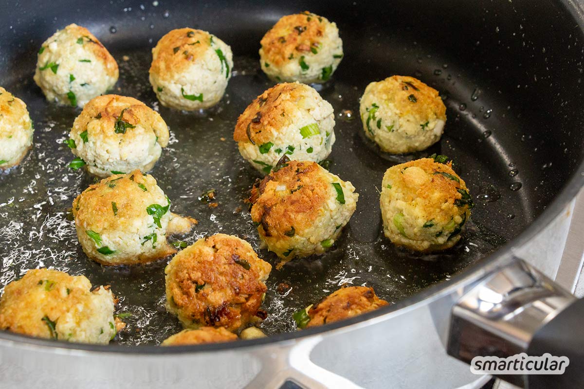 kokos-baellchen-mit-tofu-5 Die knusprigen Kokos-Bällchen mit Tofu bieten eine tolle vegane Alternative zu herkömmlichen Hackbällchen. Als Dip eignen sich z.B. süß-saure Chutneys.