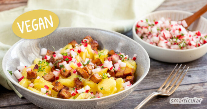 Schwäbischer Kartoffelsalat ist minimalistisch, zufällig vegan und dabei richtig köstlich. Mit gebratenem Tofu lässt sich der Klassiker aufpeppen.