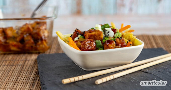 Für Tofu süß-sauer gibt es viele verschiedene Varianten. In diesem Rezept sorgen lieblicher Sherry, Saft und Schale von Zitronen für das typische Aroma.