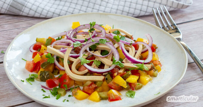 Ein veganer Fleischsalat mit Tofu schmeckt dank Räuchertofu, Zwiebelringen, Gurkenwürfeln und Essig-Öl-Dressing frisch und würzig wie das Original!