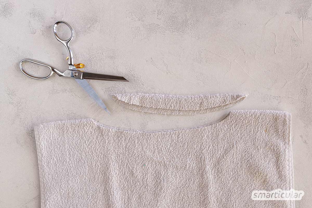 Statt ausgediente Handtücher zu entsorgen, lässt sich daraus zum Beispiel ein praktischer Badeponcho nähen, der Handtuch und Bademantel ersetzt.