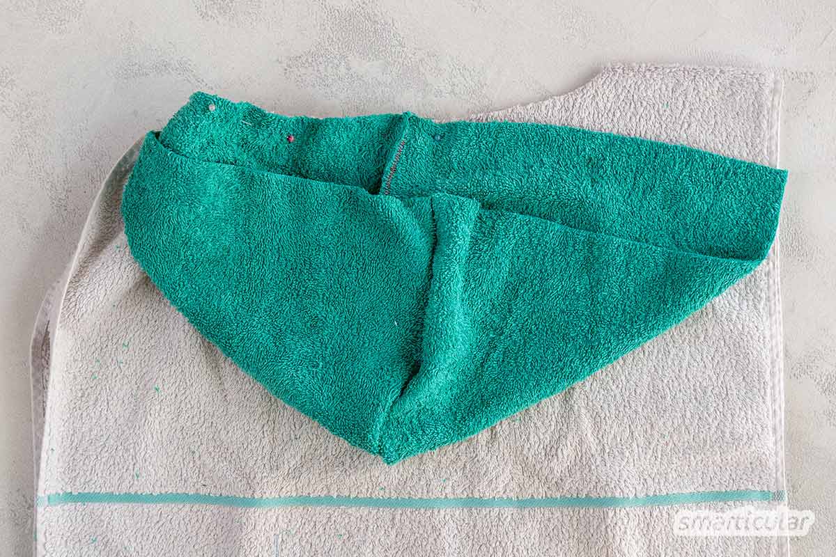 Statt ausgediente Handtücher zu entsorgen, lässt sich daraus zum Beispiel ein praktischer Badeponcho nähen, der Handtuch und Bademantel ersetzt.