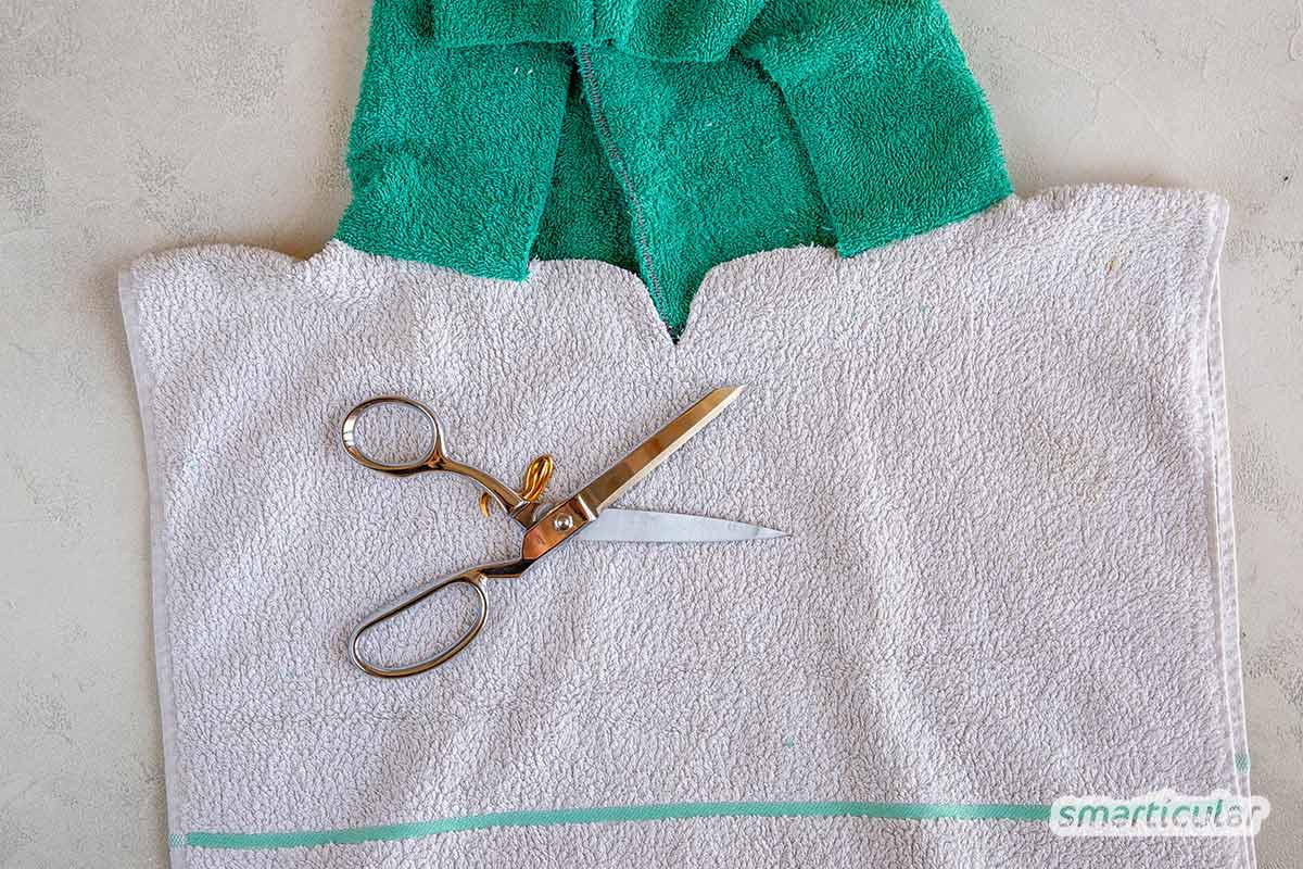 Statt ausgediente Handtücher zu entsorgen, lässt sich daraus zum Beispiel ein praktischer Badeponcho nähen, der Handtuch und Bademantel ersetzt.