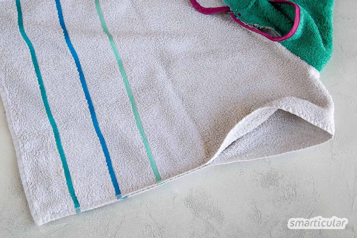 Statt ausgediente Handtücher zu entsorgen, lässt sich daraus zum Beispiel ein praktischer Badeponcho nähen, der Handtuch und Bademantel ersetzt.
