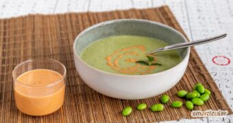 Cremesuppen sind beliebte Vorspeisen: Mit unserer Edamame-Suppe kannst du eine eiweißreiche, vegane Variante nachkochen.