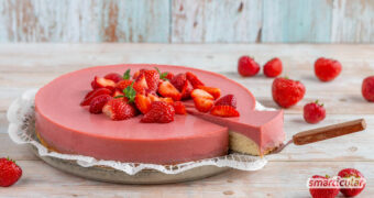 Unsere vegane Erdbeer-Sahne-Torte wird mit frischen Erdbeeren garniert und ist vor allem gut gekühlt ein wahrer Genuss.