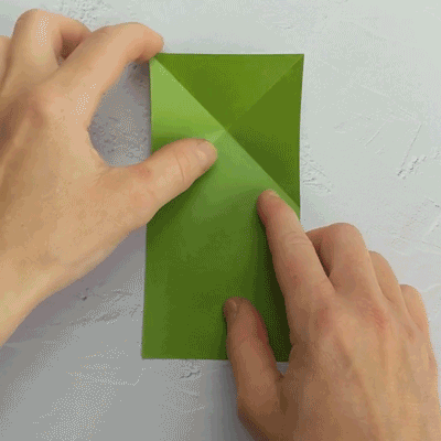 Mit dieser Origami-Frosch-Anleitung kannst du fast lebendige Frösche basteln – einmal fertig gefaltet, hüpfen sie schon wild durcheinander!