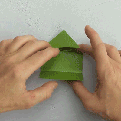 Mit dieser Origami-Frosch-Anleitung kannst du fast lebendige Frösche basteln – einmal fertig gefaltet, hüpfen sie schon wild durcheinander!