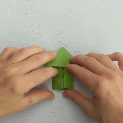 Mit dieser Origami-Frosch-Anleitung kannst du fast lebendige Frösche basteln – einmal fertig gefaltet, hüpfen sie schon wild durcheinander!