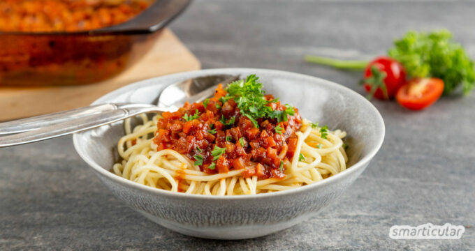 Mit diesem Rezept für einen sämigen Gemüsesugo erhältst du eine aromatische Soße zu Pasta. Röstgemüse verleiht dem Gericht einen besonders intensiven Geschmack.