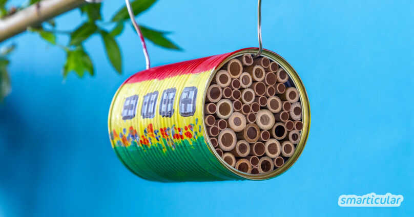Wer ein Insektenhotel mit Kindern bauen möchte, wählt am besten eine einfache Variante und baut zum Beispiel diese schicke Nisthilfe in einer Konservendose.