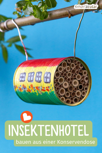 Wer ein Insektenhotel mit Kindern bauen möchte, wählt am besten eine einfache Variante und baut zum Beispiel diese schicke Nisthilfe in einer Konservendose.