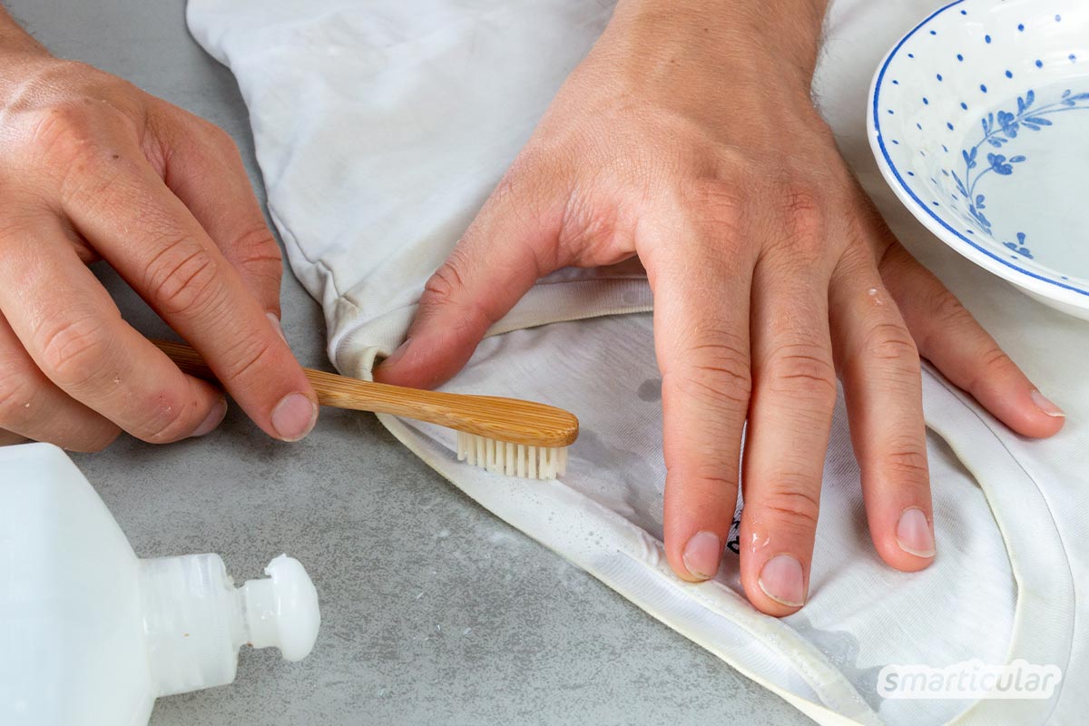 Sonnencreme-Flecken gehören zu den hartnäckigsten Verschmutzungen auf Sommerkleidung. Wie du Sonnencreme-Flecken entfernen kannst, erfährst du hier.