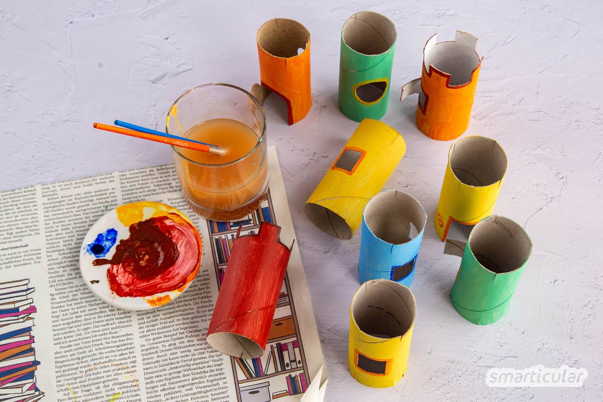 Aus Klopapierrollen lässt sich ganz einfach ein kreatives Steckspiel basteln, mit dem schon kleine Kinder Städte und Burgen bauen können.