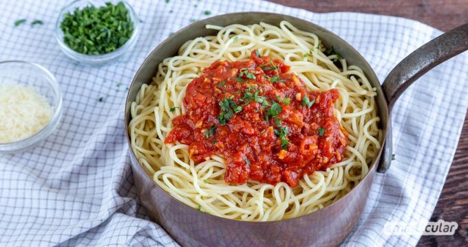 Dieses Rezept für Tomaten-Sugo lässt sich schnell und einfach zubereiten und als würzige Pastasauce servieren.