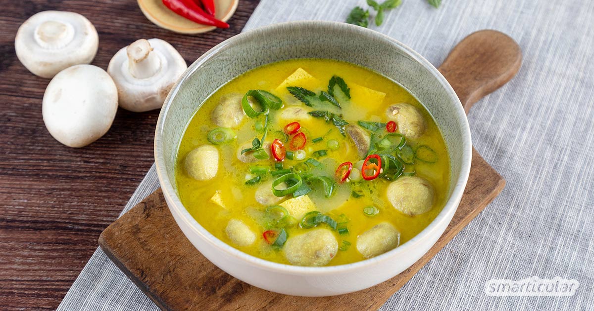 Eine Champignonsuppe (vegan) mit ganzen Pilzen, Kokosmilch und Tofu funktioniert als schnell sättigende Suppe genauso wie als Hauptgericht - dann am besten mit Nudeleinlage.