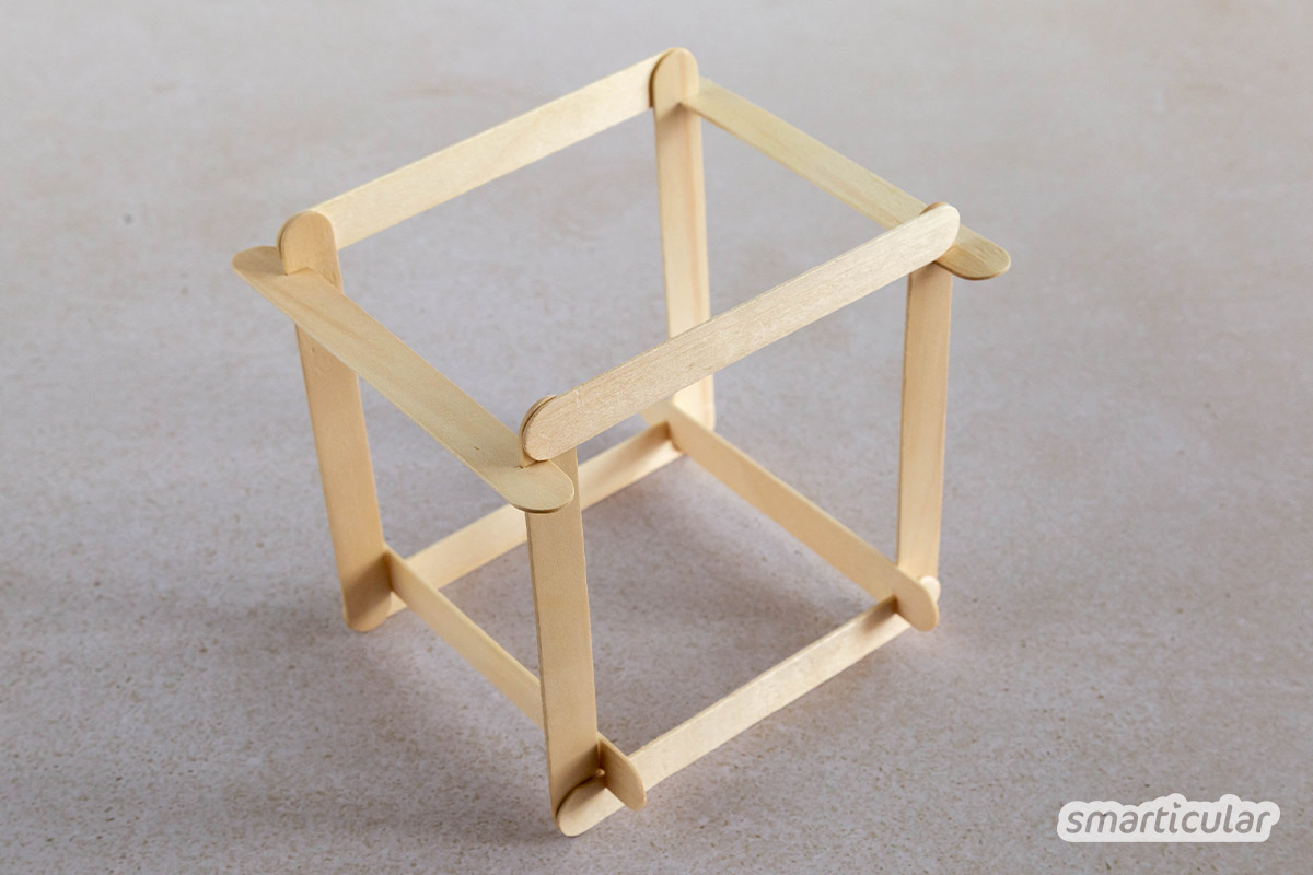 Faszinierend, wie die Kugeln eines Newton-Pendels hin- und herschwingen. Gleichzeitig macht das selbst gebaute Spielzeug die Gesetze der Physik sichtbar!
