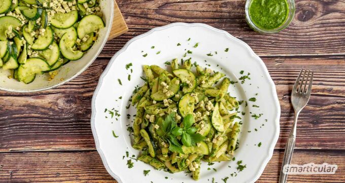 Ein Rezept für schnell zubereitete Pasta: Die Nudeln mit Zucchini und Tofu erhalten durch ein selbst gemachtes Kräuter-Pesto eine herrliche Frische.